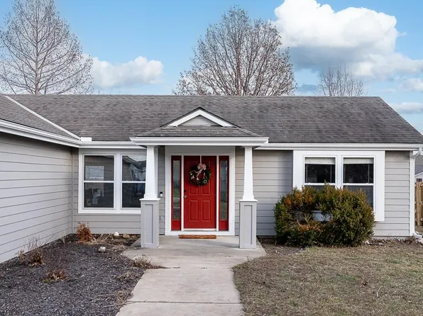 231 Rawlings Dr, Tonganoxie, KS 66086