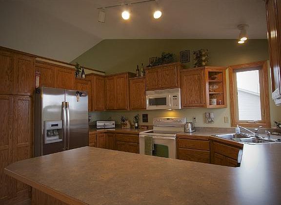 3rd image of 1384 Cedar Dr S