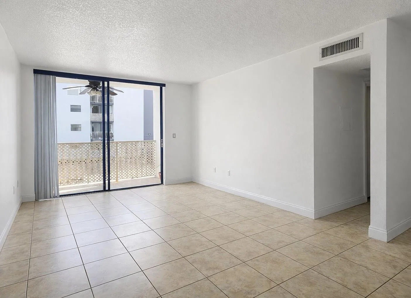 2 bed, 2.0 bath, 870 sqft, $2,050 — Photo 3