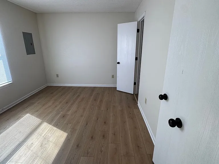 675-677 W Country Squire Ct — Photo 7