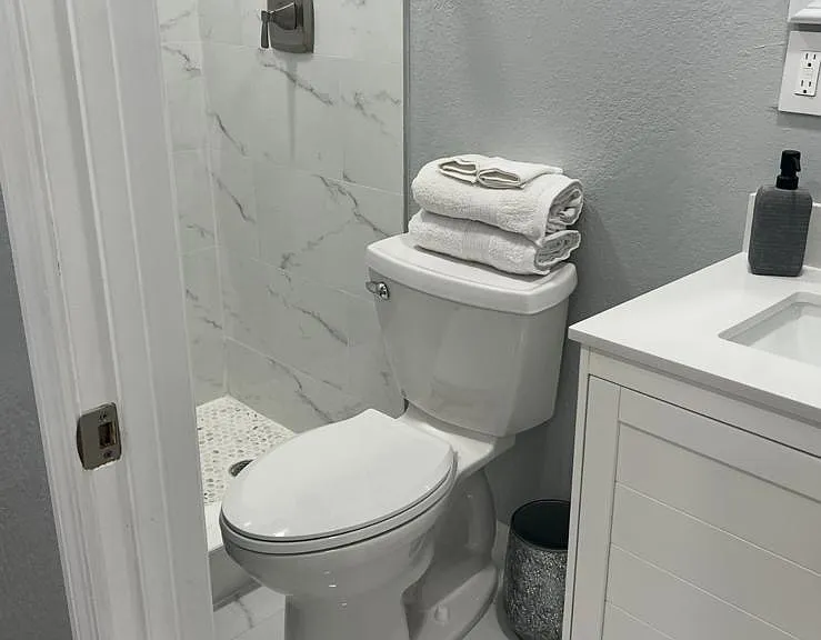 2706 W Lake Ave — Photo 3