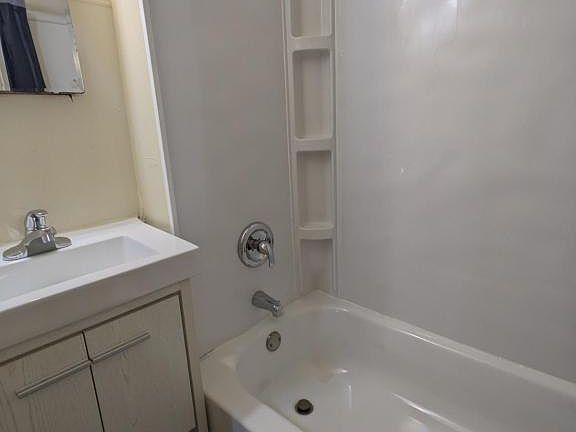 4th image of 903 E Walnut St APT A