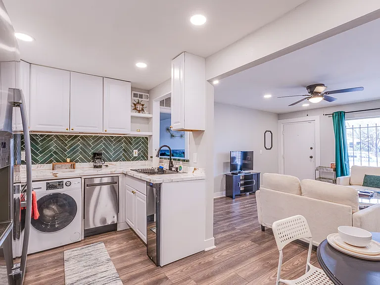 S Royal Crest Cir — Photo 6