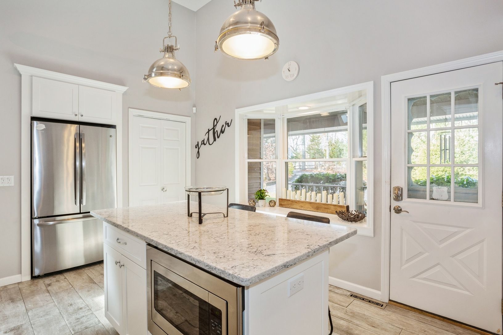  Kitchen with access to Front Porch