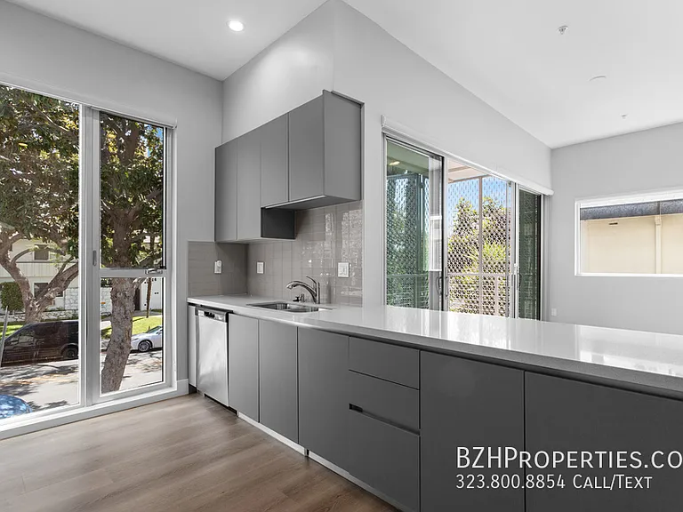 1223 N Hayworth Ave — Photo 3