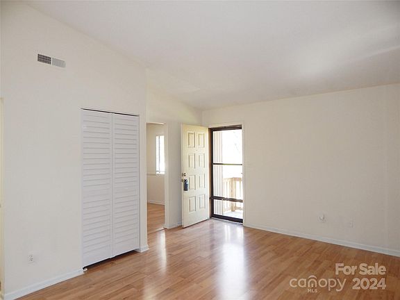 3rd image of 1643 Cedarview Ct