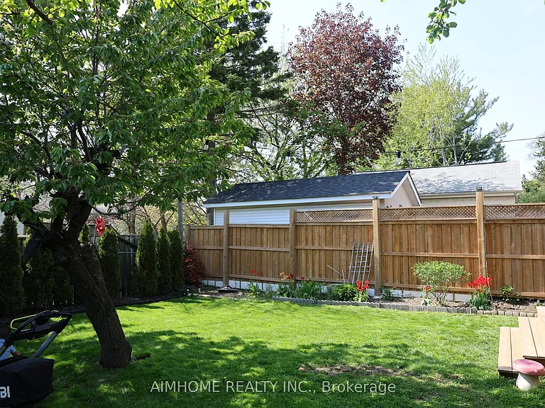 136 Presley Ave W — Photo 8