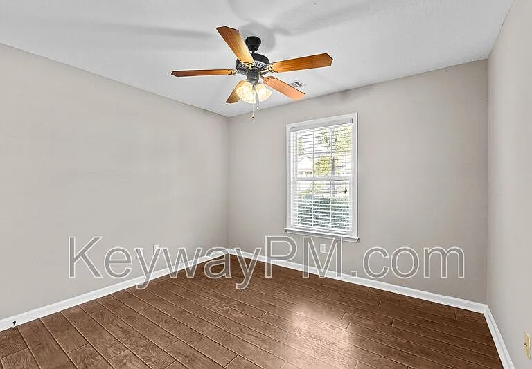 823 Whispering Willow Ct — Photo 17
