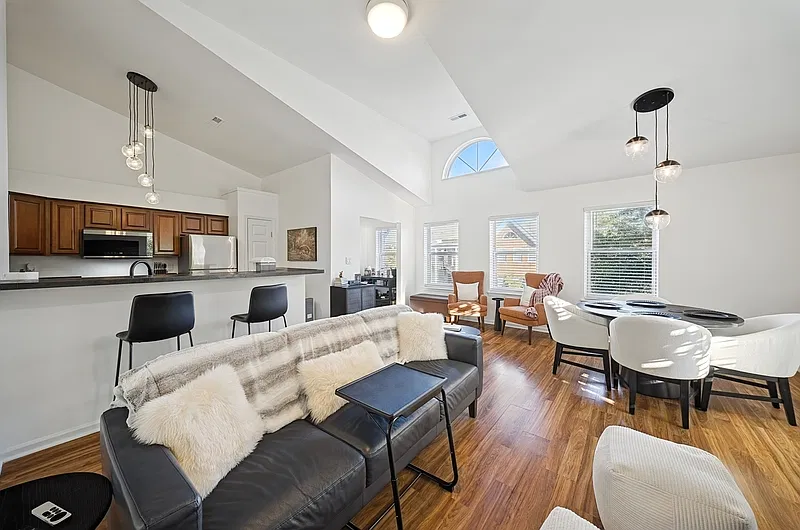 2 bed, 2.0 bath, 1044 sqft, $2,100 — Photo 1
