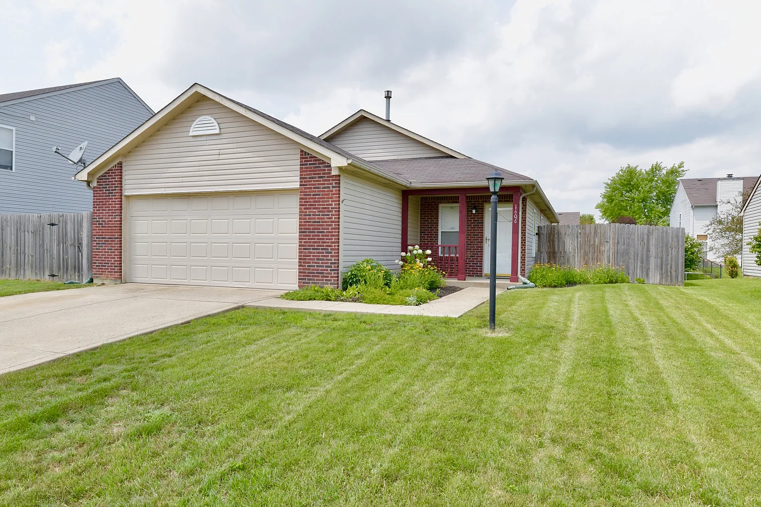 1606 Willowview Ln photo 1