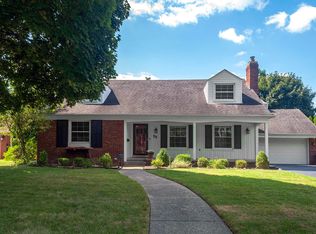 55 Roslyn Rd, Grosse Pointe Shores, MI 48236