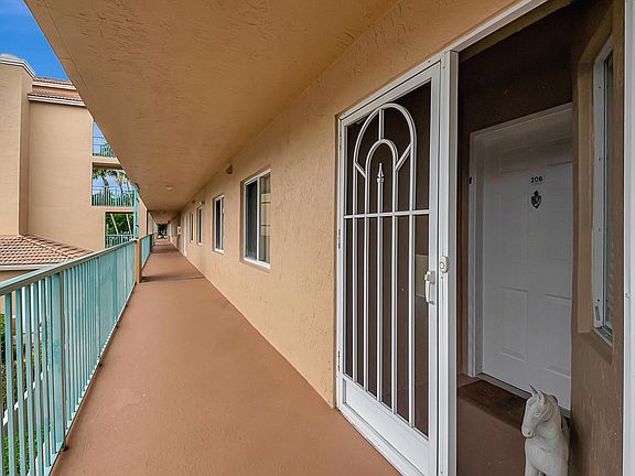 5th image of 12565 Imperial Isle Drive #206