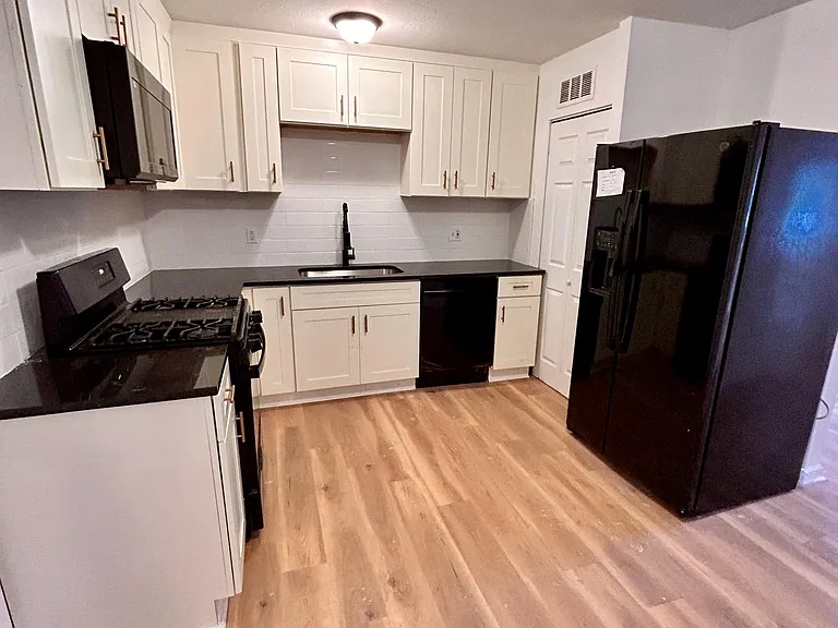 10715 Ewing Dr — Photo 3