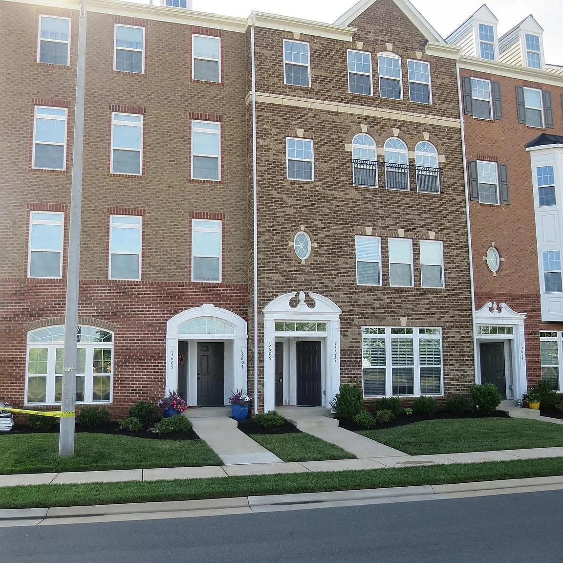 5 bed, 2.5 bath, 2516 sqft, $2,950 — Photo 1