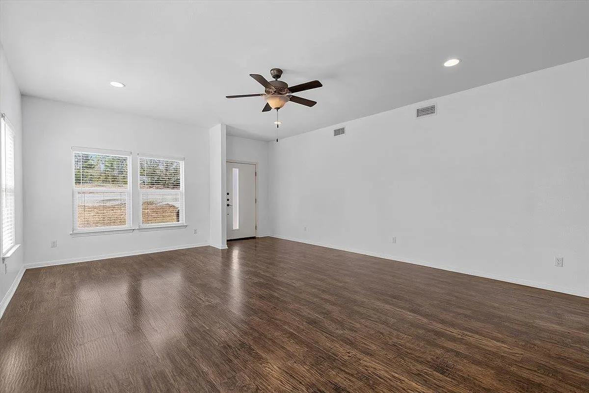 3 bed, 2.5 bath, 1814 sqft, $2,200 — Photo 4