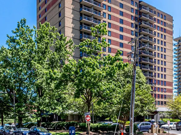 801 N Pitt St APT 902, Alexandria, VA 22314