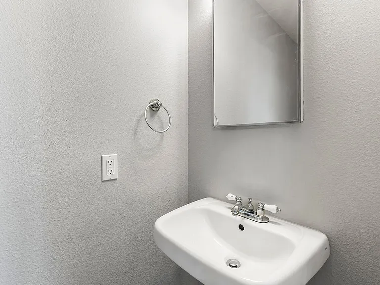 7 NE Morris St — Photo 11
