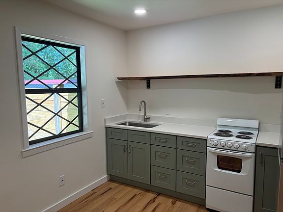 5th image of 423 Mother In Law Ln
