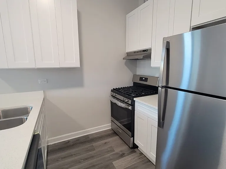 2140 S Fairfield Ave #3F — Photo 4