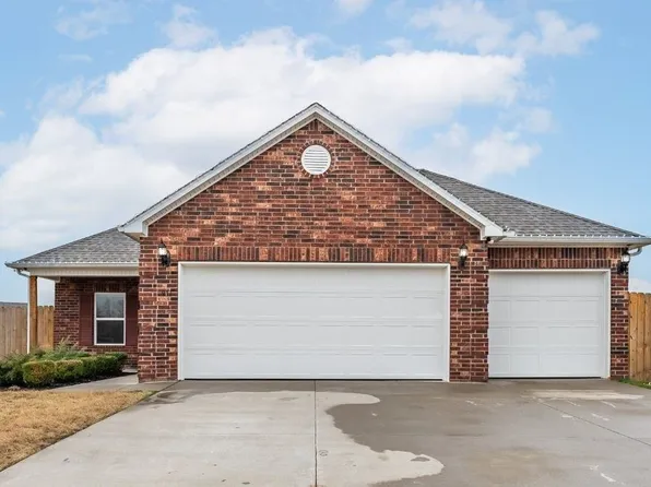 911 Raspberry St, Elkins, AR 72727