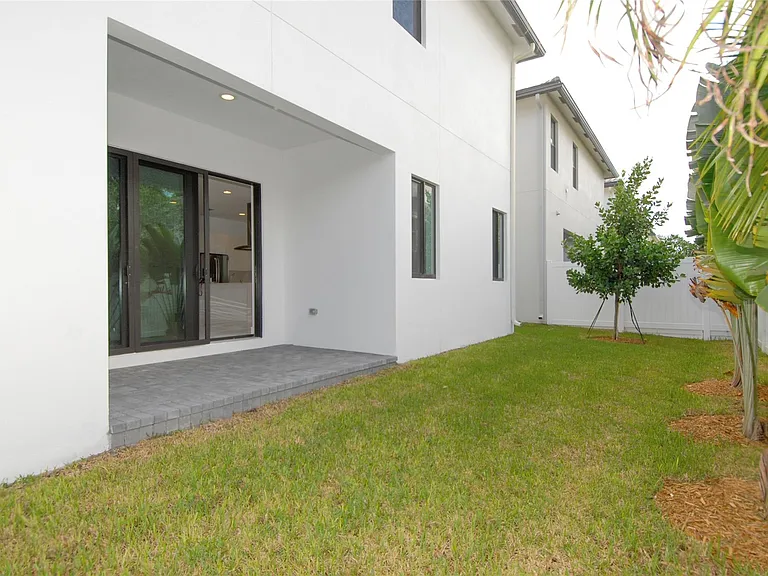 1435 SW 23rd St — Photo 10