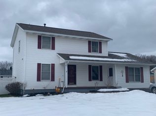 18 Village Ln E, Amsterdam, NY 12010