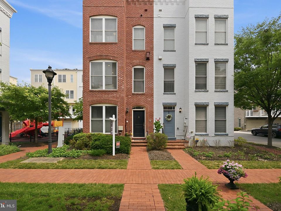 1st image of 909 3rd Pl SE