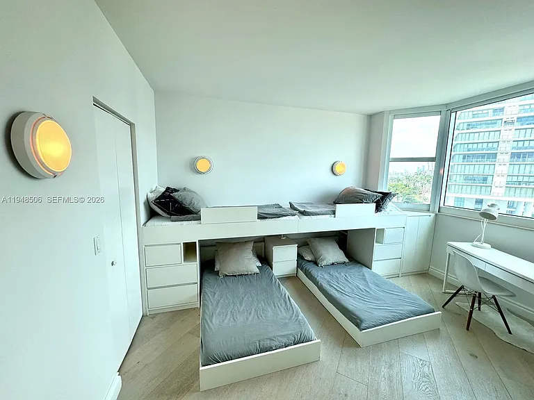 300 S Pointe Dr #705 — Photo 23