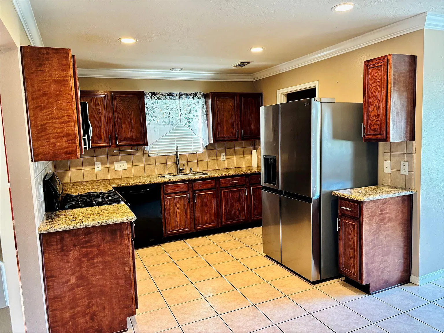 4 bed, 2.5 bath, 2830 sqft, $2,700 — Photo 3