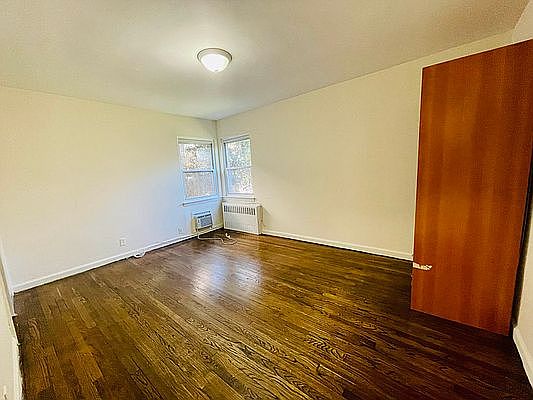5th image of 61-17 Cloverdale Blvd #1