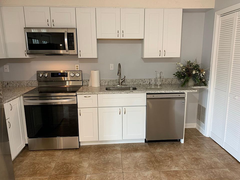 Kitchen w/Fridge, Stove, Microwave, Dishwasher and Disposal