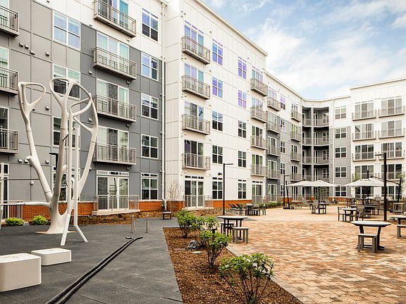 4th image of 9142 Richmond Hwy APT 406