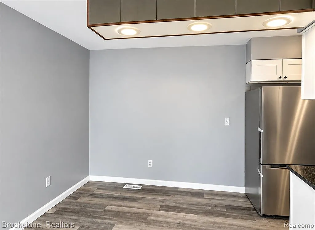 2 bed, 1.5 bath, 900 sqft, $1,300 — Photo 4