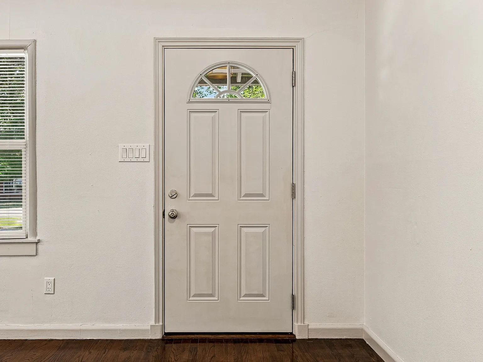 3 bed, 1933 sqft, $2,695 — Photo 3