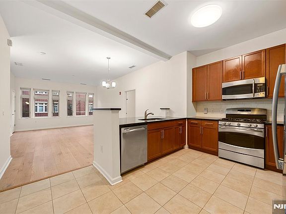 4th image of 1112 Riverview Avenue