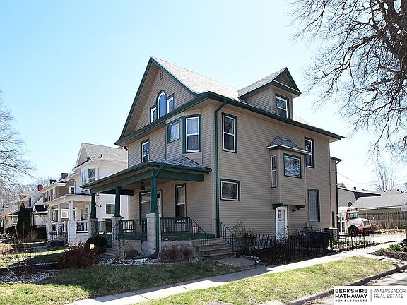4th image of 2605 Everett St