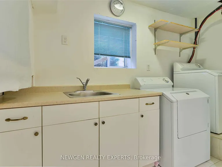 22 Rochefort Dr — Photo 35