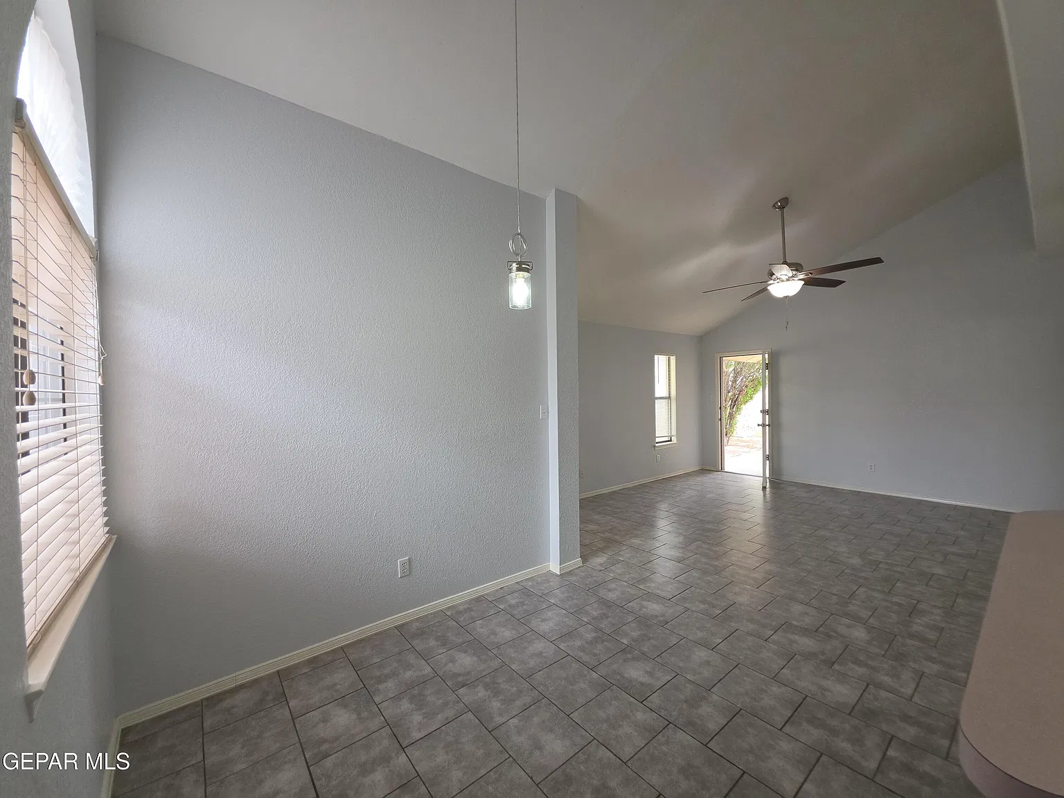 3 bed, 2.0 bath, 1055 sqft, $1,450 — Photo 4