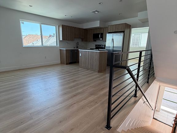 4th image of 3209 W 18th St #2