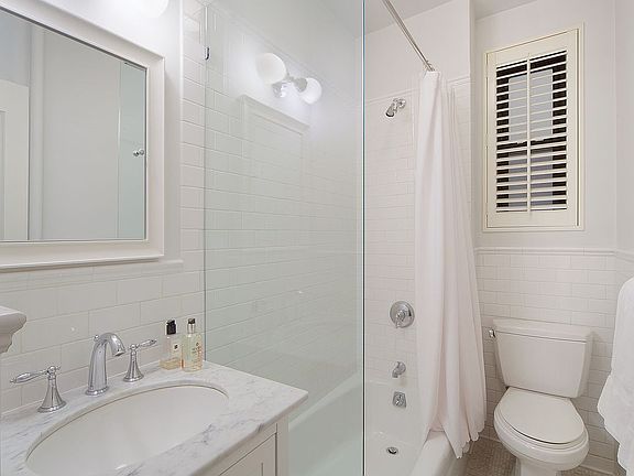 5th image of 135 E 74th St APT 8C