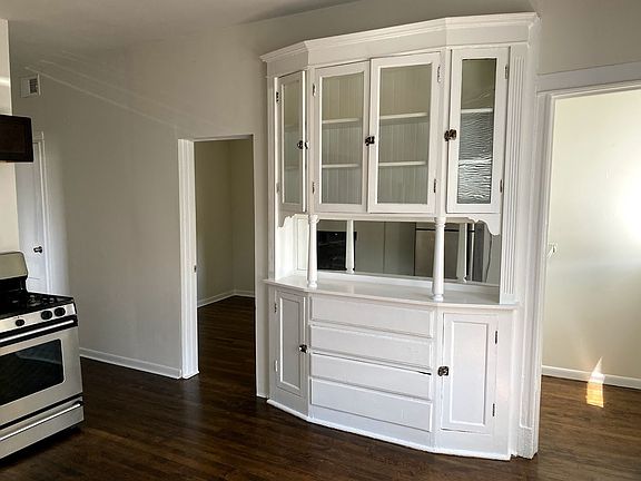 3rd image of 952 N Rockwell St #2