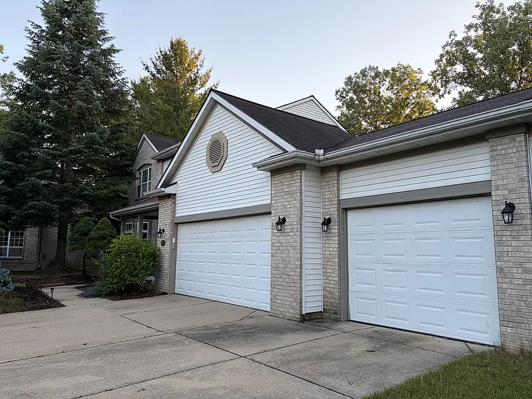 555 N Whitman Ct SE — Photo 2