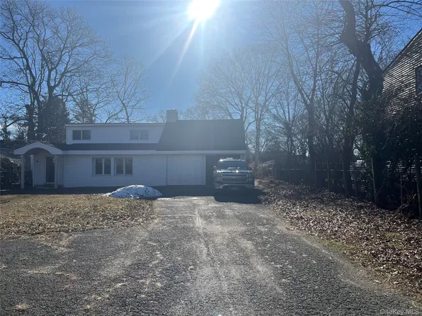 40 Aster Avenue, Holtsville, NY 11742