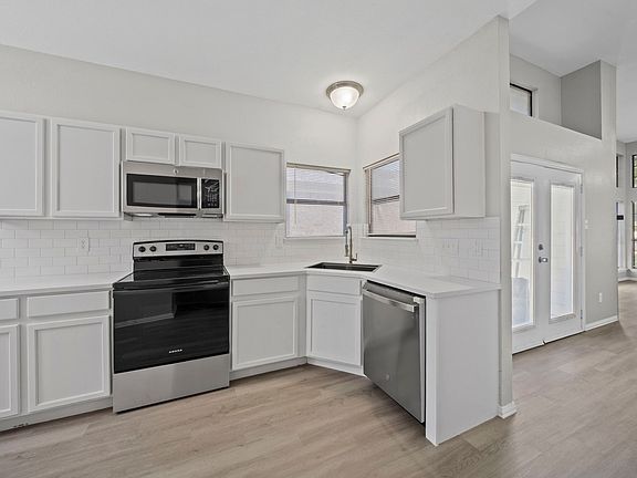 5th image of 542 Oxbow St
