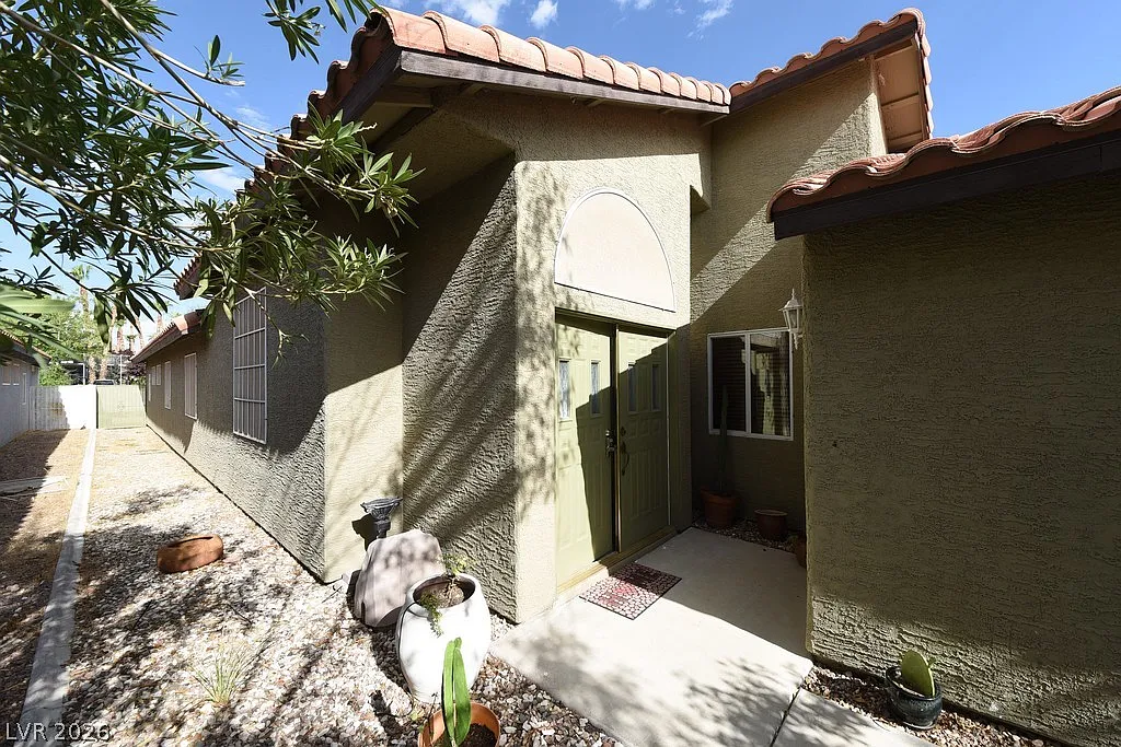 3 bed, 2.0 bath, 1932 sqft, $3,300 — Photo 4
