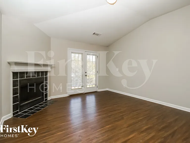 160 Lakeview Trl — Photo 4