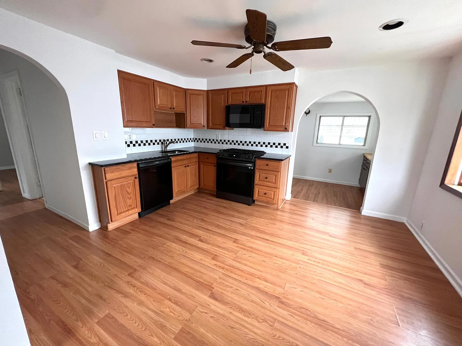 4 bed, $3,500 — Photo 1