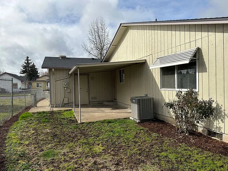 403 S 37th Pl — Photo 4