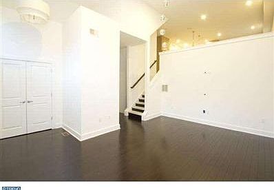 3rd image of 832 S Swanson St