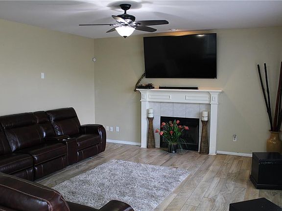 3rd image of 610 Juniper Dr
